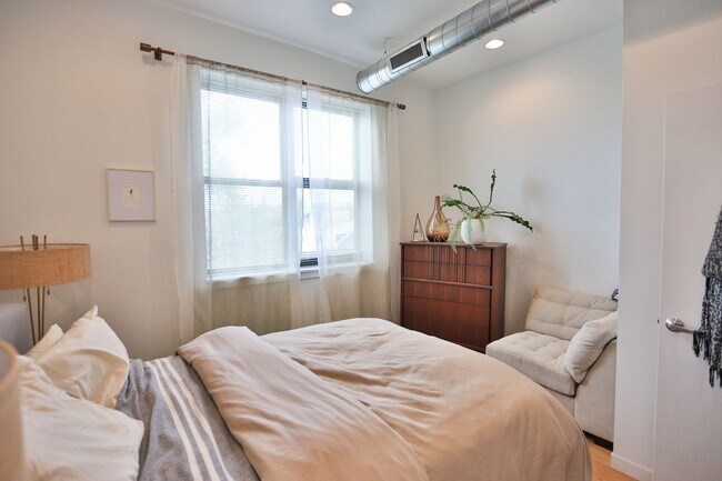 Foto del edificio - Great 1 Bedroom Apt. Exposed Brick, High Ceilings, All New. Great Location.