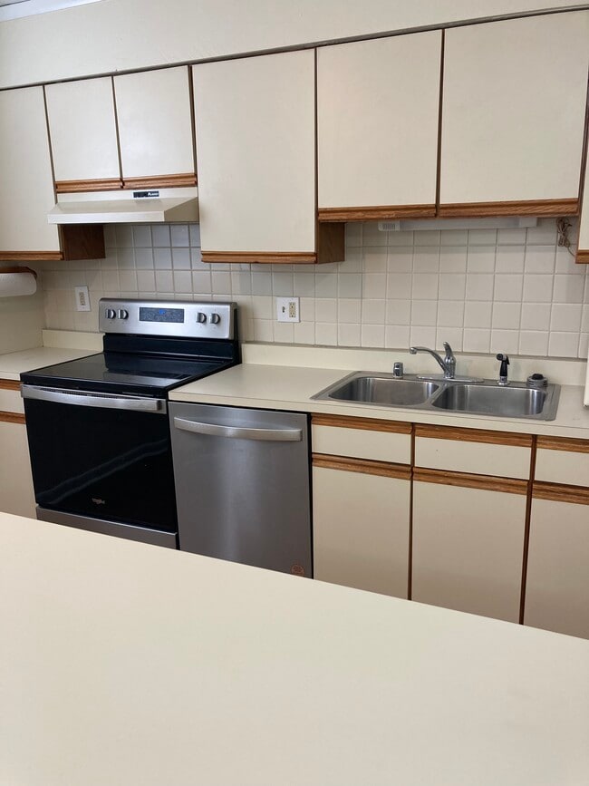 Kitchen - 1142 Battery Ave