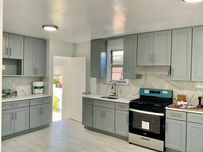 Foto del edificio - 56-44 187th St