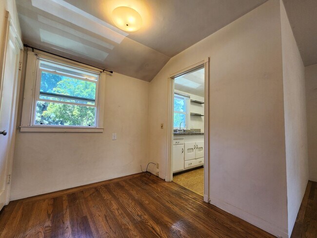 Foto del edificio - Spacious One bedroom with In-unit Laundry Available April 5th.