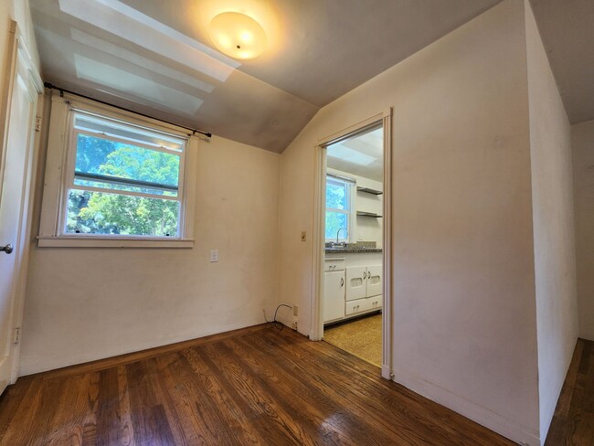 Building Photo - Spacious One bedroom with In unit Laundry
