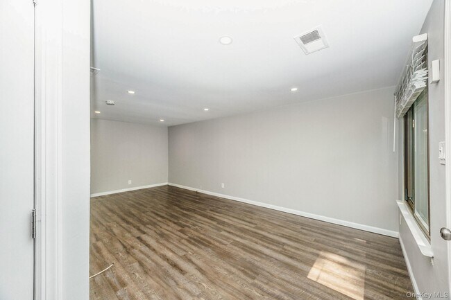 Foto del edificio - 100 Glen Hollow Dr