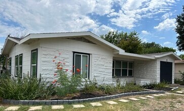 Building Photo - 420 Storeywood Dr