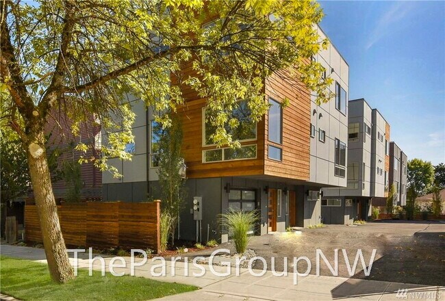 Foto del edificio - Stunning Mod 3BR+Den, 3.5BA Townhome * XL Roof Deck *A/C ++
