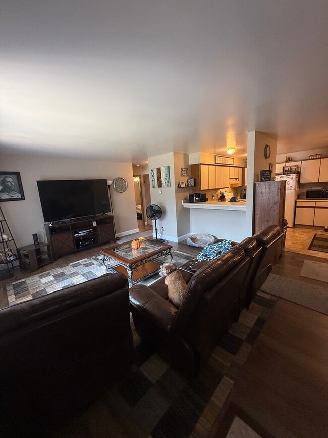 Building Photo - Private Entry 2 Bed/1 Bath Apartment!