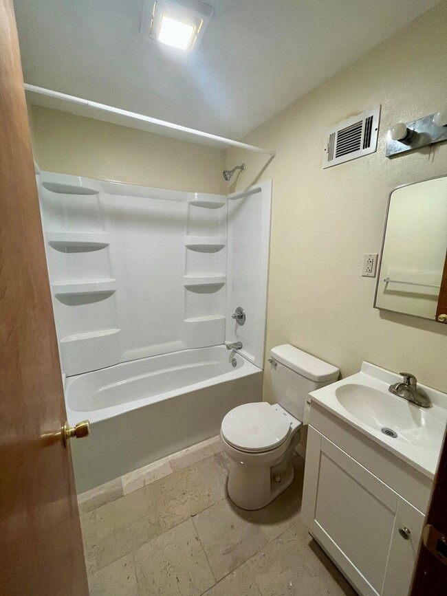 Building Photo - 2 Bedroom / 1 Bath House located in a Quie...