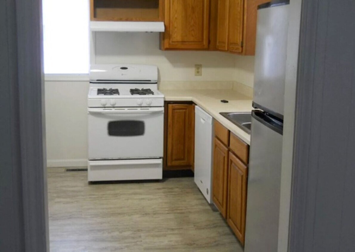 Building Photo - 2 Bedroom W/ 2-Car Garage and Basement!