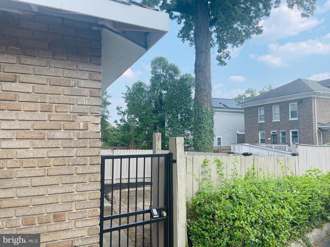 Foto principal - 1415 Hamilton St NW