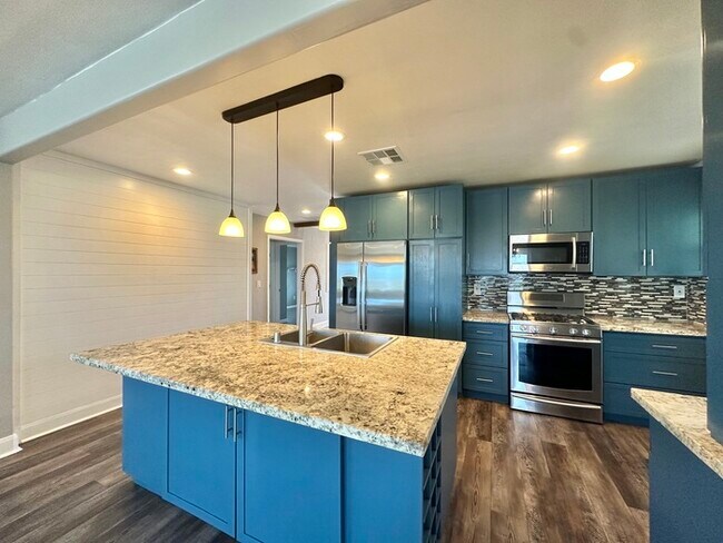 Foto del edificio - Beautifully Renovated Stand Alone Home Fea...