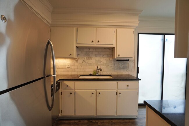 Foto del edificio - 2 Bed 2 Bath in Desirable Green Hills!