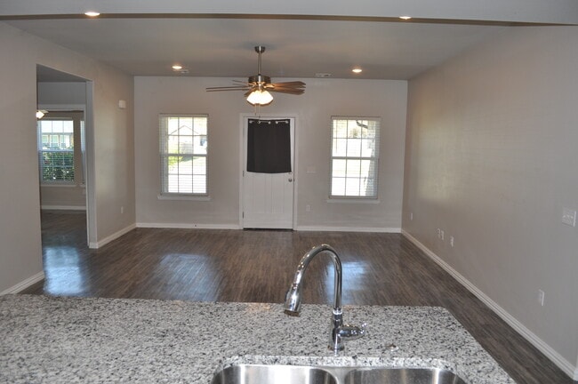 Building Photo - 118 Texoma Mdws