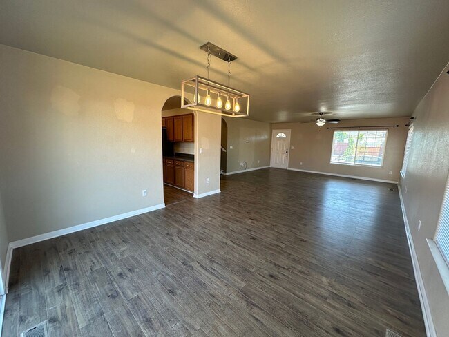 Building Photo - Large Cold Springs Home