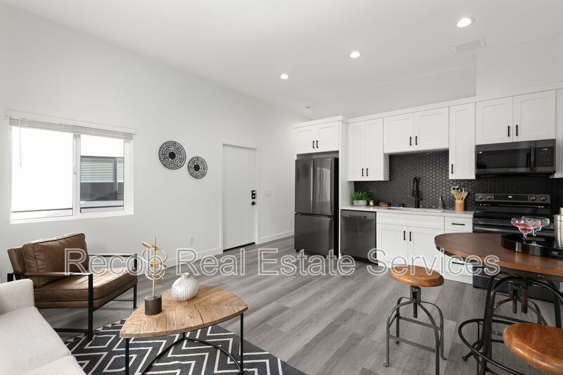 Foto principal - 1704-1710 Hanford Dr