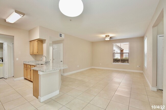 Foto del edificio - Beautiful 3/2 Spacious Condo with Lawn Car...