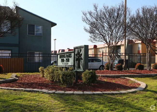 Building Photo - Irving Oaks