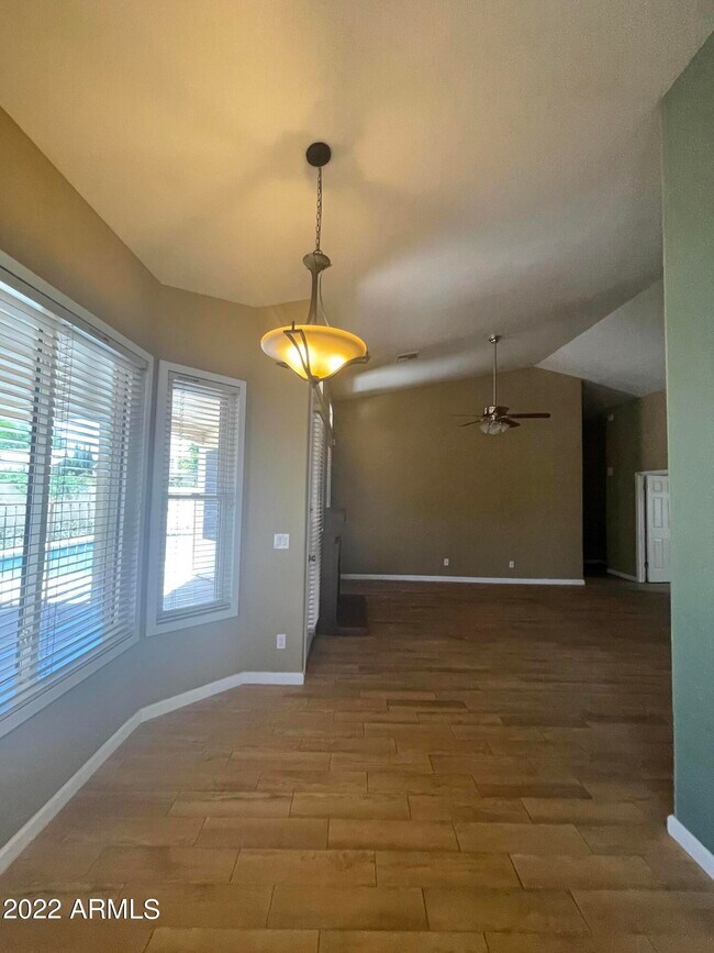 Building Photo - 658 N Poplar Ct