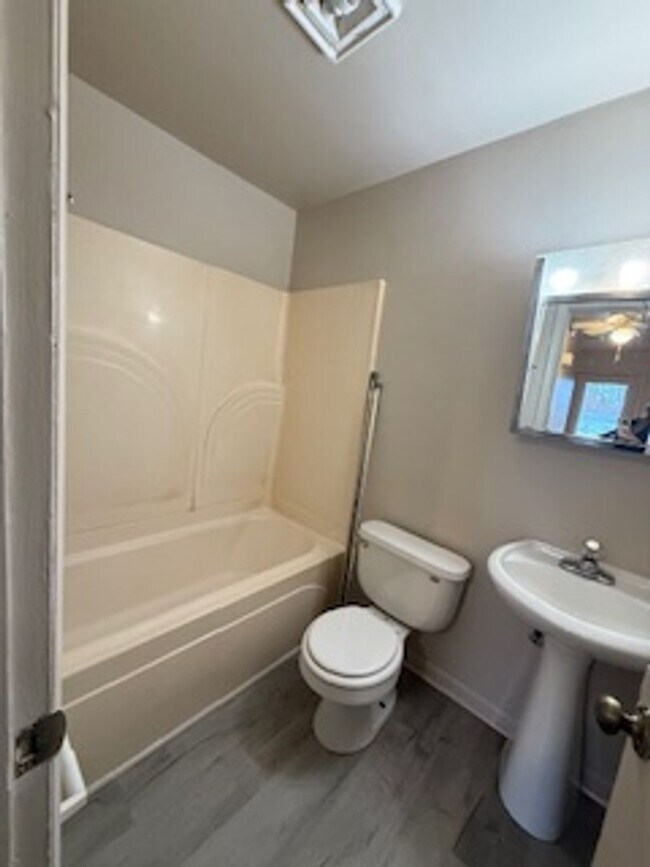 Foto del edificio - 2 bed / 1 bath duplex in country setting