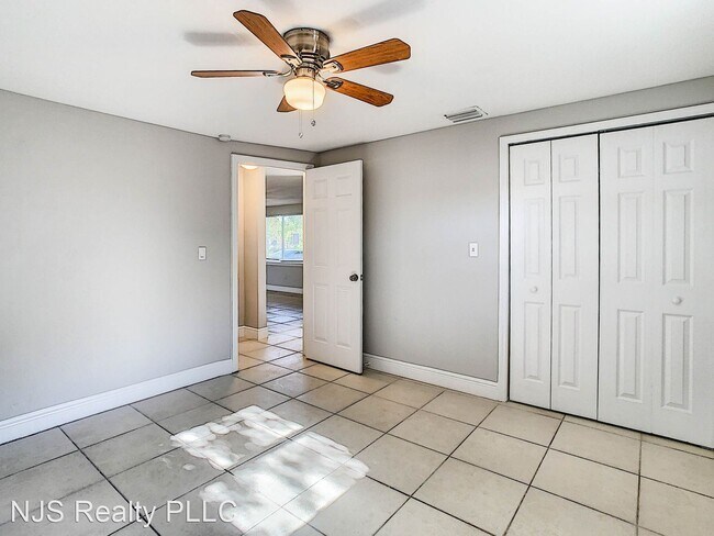 Building Photo - 3 br, 1 bath House - 4132 Beacon Square Dr.