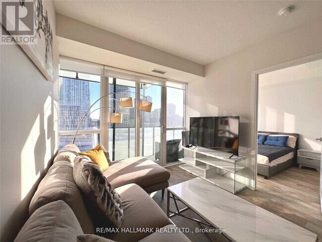 Photo du bâtiment - 560 Front St W