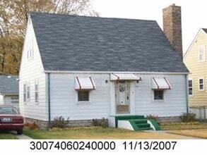 Building Photo - 494 Greenbay Ave