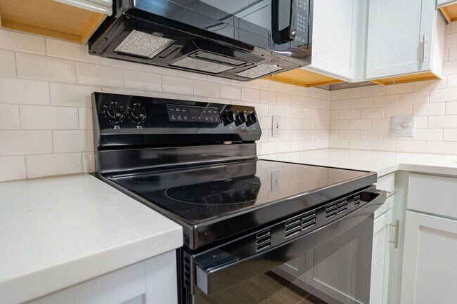 Foto del edificio - 651 Riverview Dr