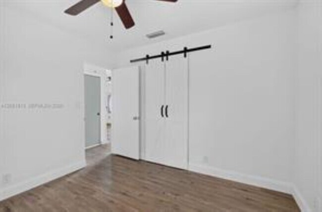 Foto del edificio - 540 NE 61st St