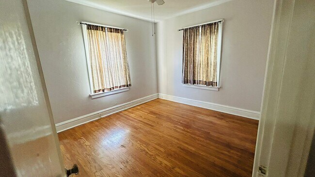Foto del edificio - 5042 Mardel Ave