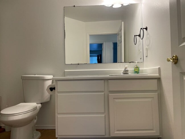 Foto del edificio - Large 4 Bedroom Home