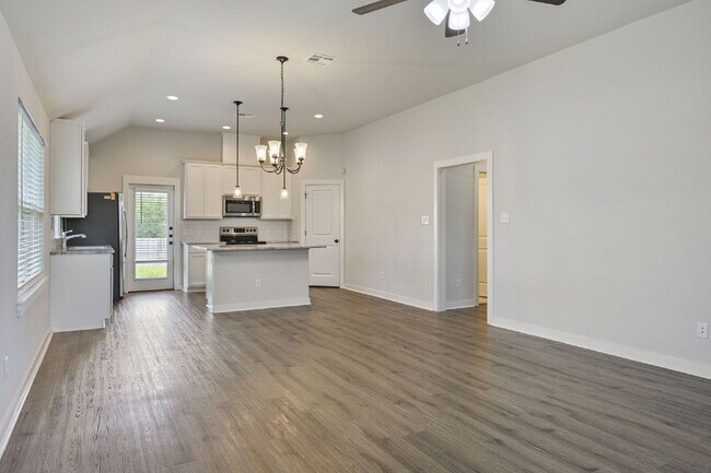 Foto del edificio - Immediate Move in 3 Bedroom, 2 Bathroom Home with 2 Car Garage