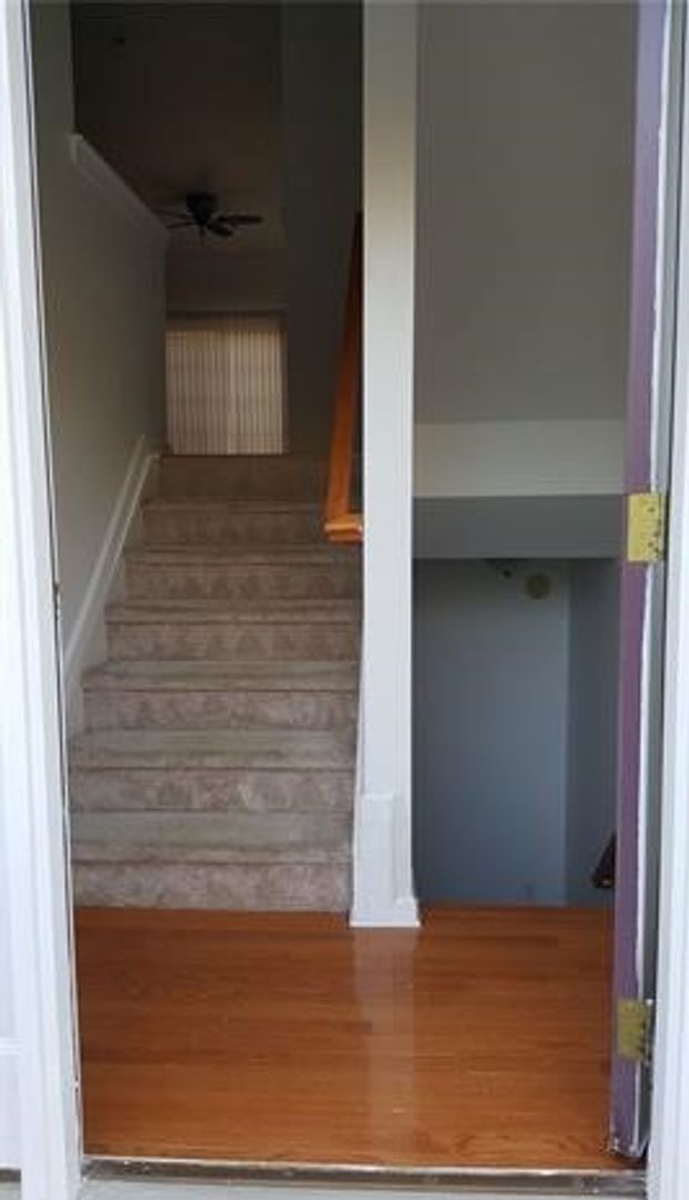 Building Photo - Spacious 3 story townhome in a gated commu...
