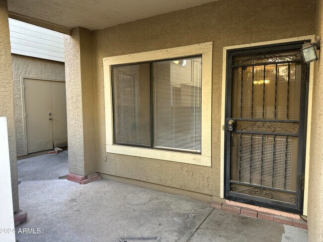Building Photo - 2035 S Elm St