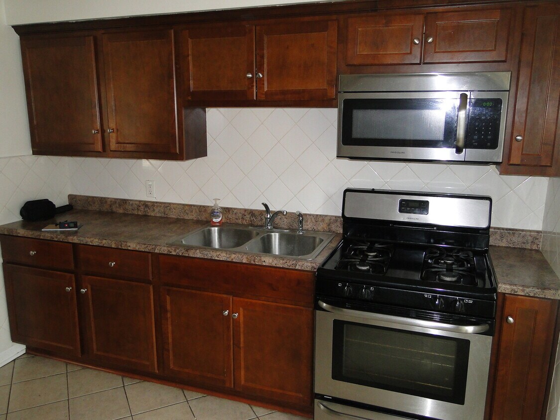 Primary Photo - 1705 Glenwood Ave