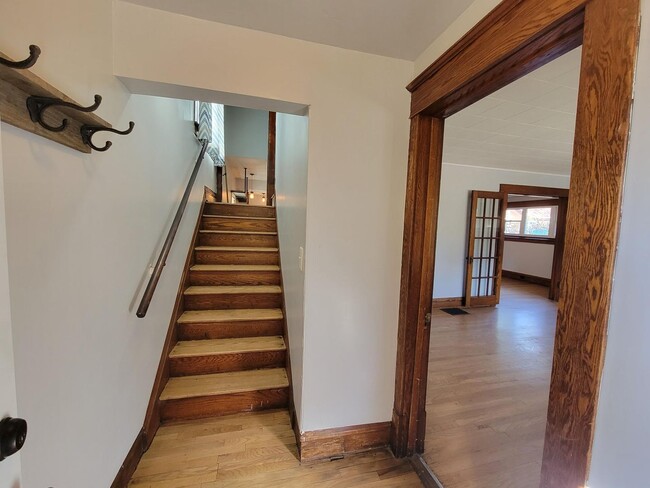 Building Photo - 4 Bed 1.5 Bath Traditional Craftsman Home ...