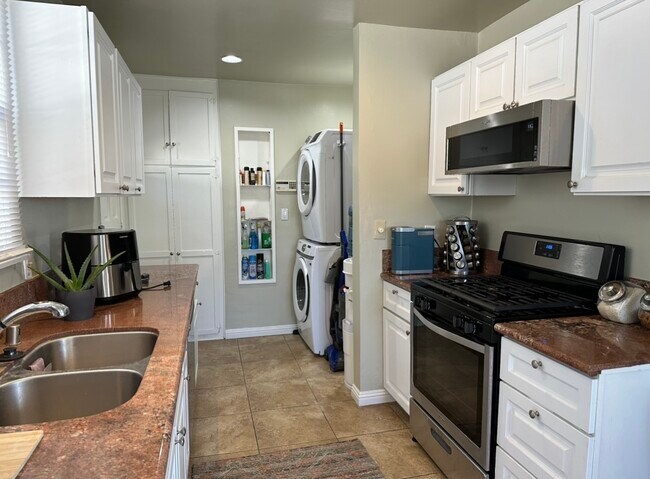 kitchen - 2908 Casitas Ave