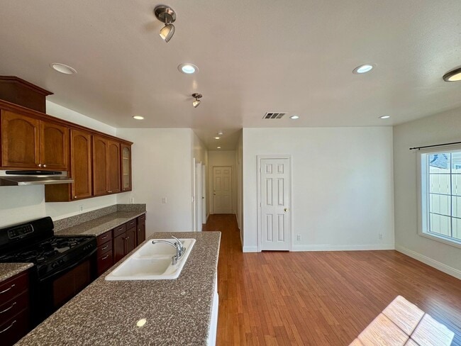 Building Photo - Beautifully Renovated 4 Bed 4 Bath House For Rent In Long Beach!