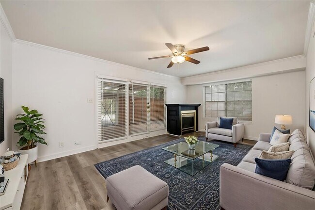 Foto del edificio - 6107 Bullard Dr