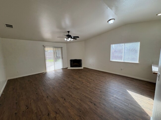 Foto del edificio - NW Visalia Home Rent Ready!