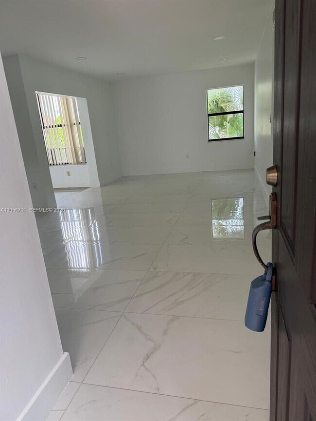 Foto del edificio - 10875 NW 7th St