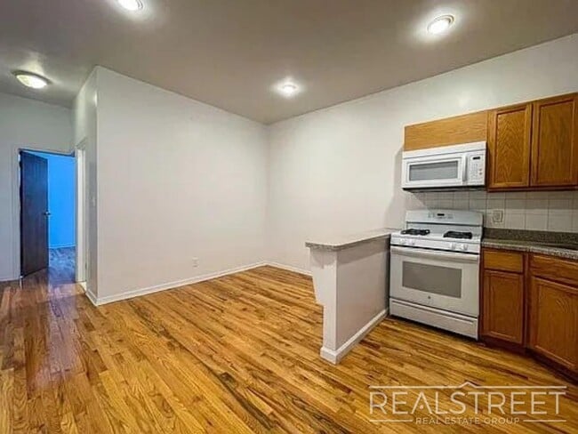 Building Photo - Stunning 2BR Apartment in Carroll Gardens