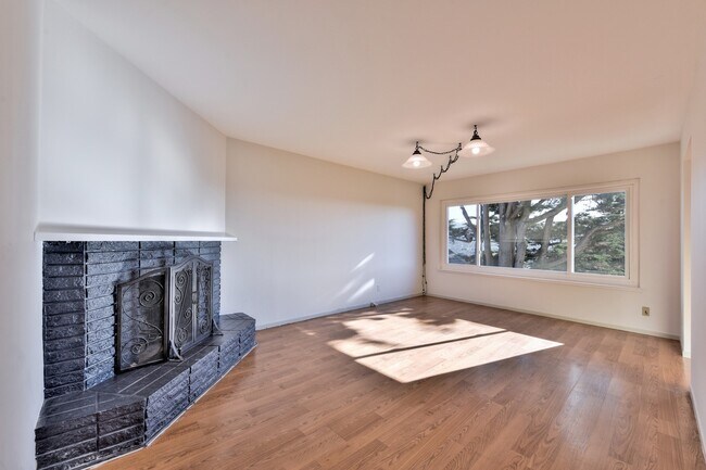 Foto del edificio - Light filled home+ Pet Friendly + Deck+ Lo...