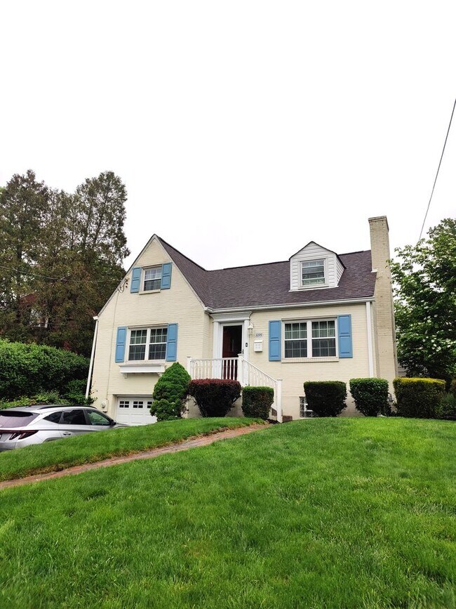 Building Photo - *Beautifully Updated & Spacious 3BD/2BA Si...