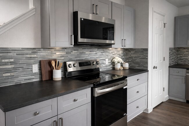 Foto del edificio - 4 Bed 2.5 Bath NEW MANAGEMENT!!!