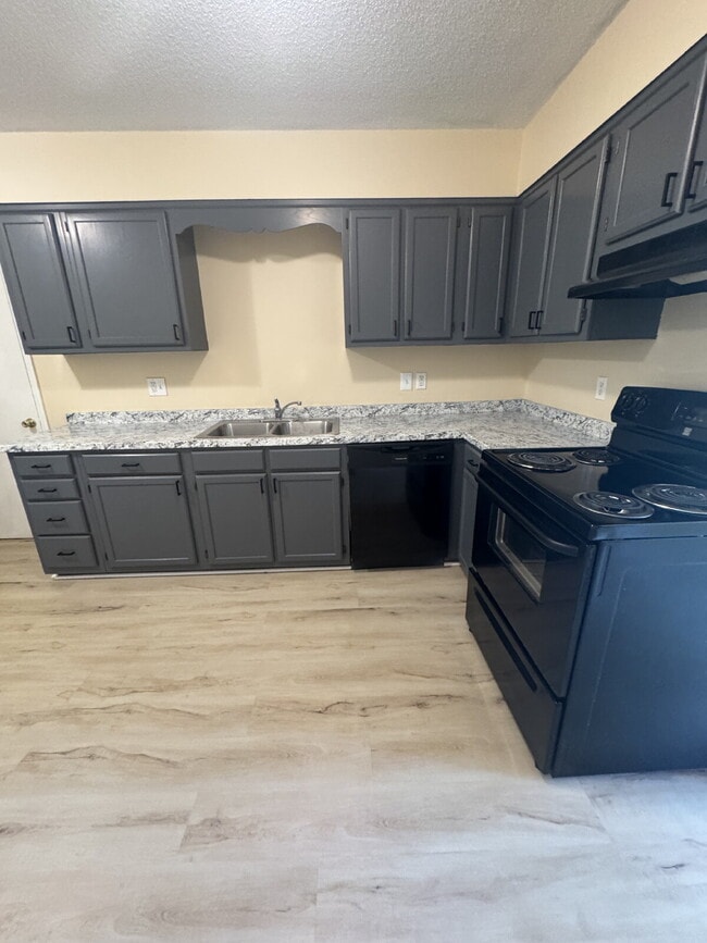 Building Photo - 2020 Somerset Dr