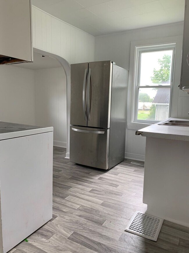 Building Photo - Two Bedroom Ranch Home