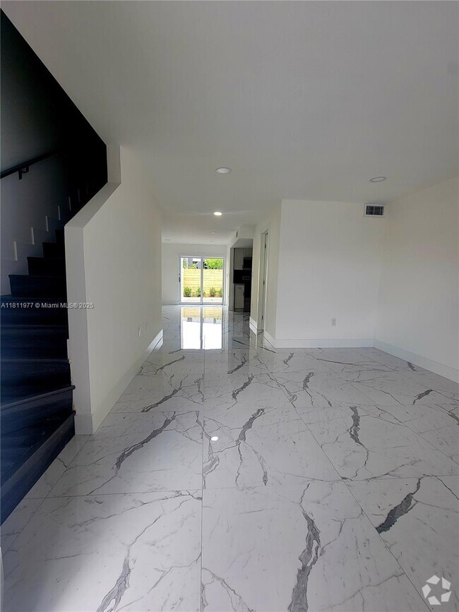 Building Photo - 5913 SW 36th Ct