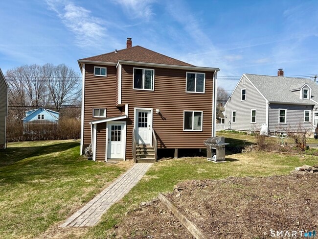 Building Photo - 304 Buckingham St
