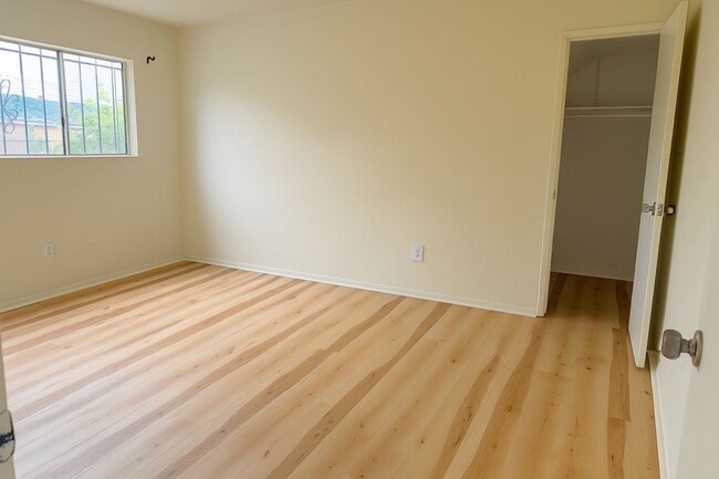 Building Photo - 548 Hyde Park Pl