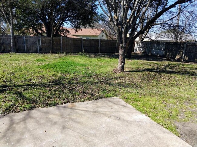 Building Photo - 6400 Brookcrest Dr