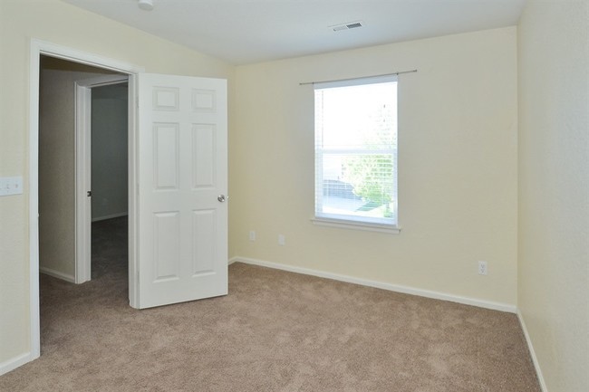 Building Photo - 742 Canyon Ln