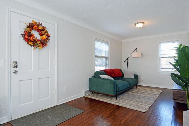 Building Photo - Top to Bottom Remodeled Home in Mounds Vie...